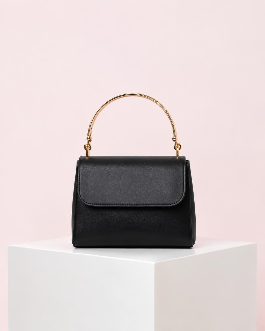 Bolsa feminina preta com alça dourada