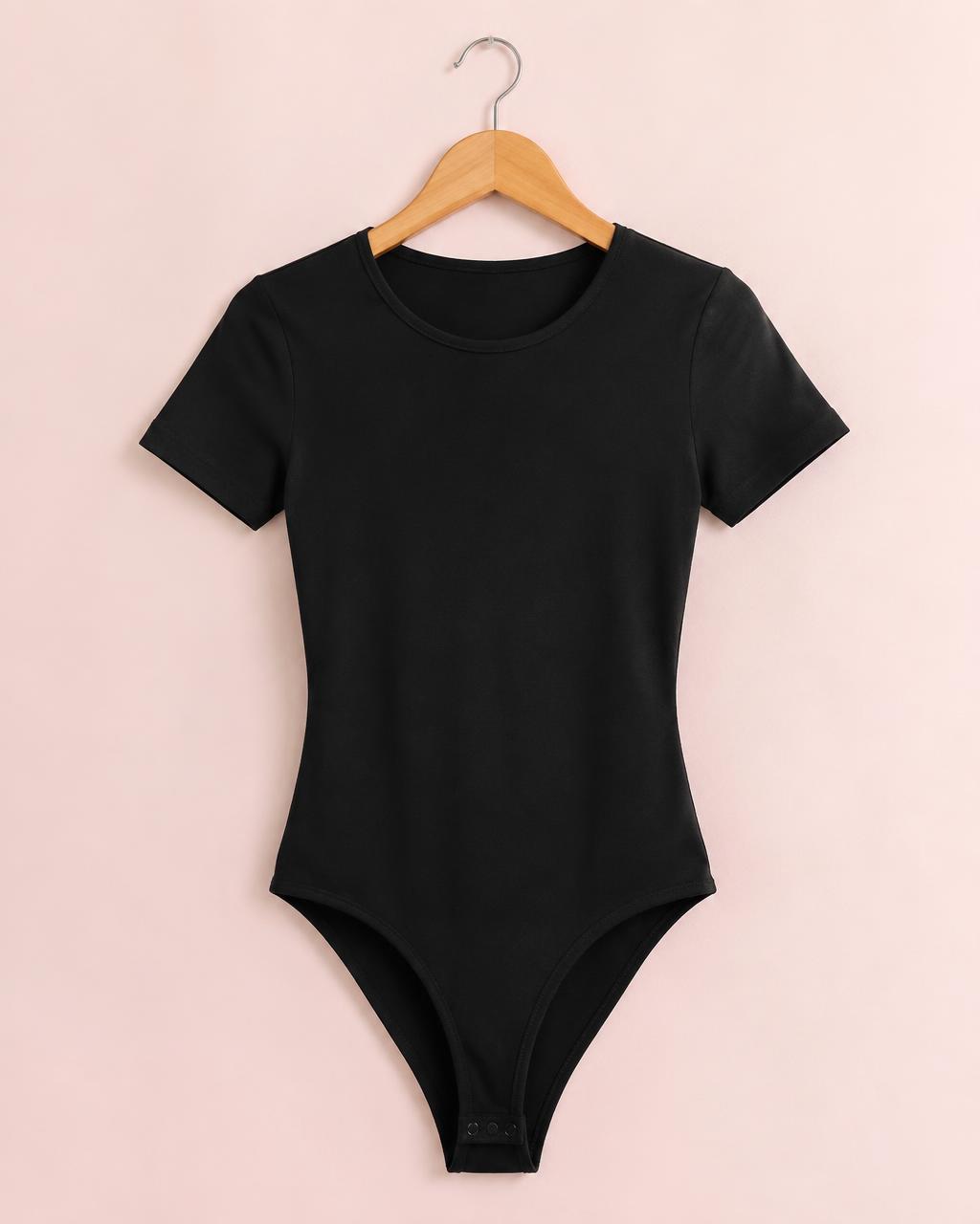 Body feminino preto em cabide