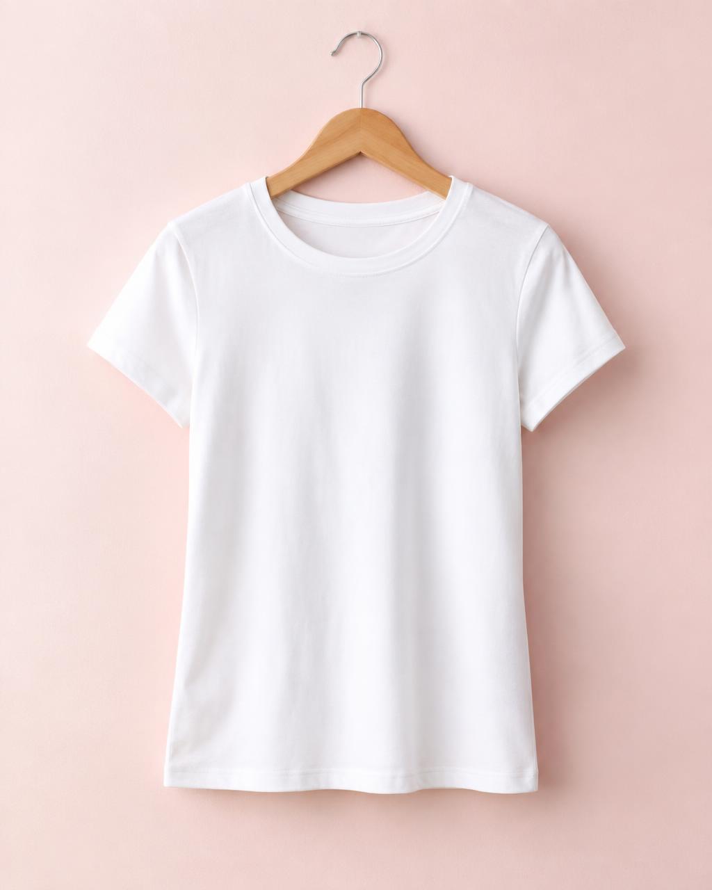T-shirt feminina branca em cabide
